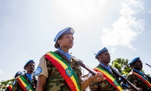 Miembros del personal de mantenimiento de la paz etíope en una ceremonia que marca el Día Internacional del Mantenimiento de la Paz de las Naciones Unidas, en mayo de 2016, en Juba en el sur de Sudan. El evento fue celebrado en las instalaciones de las Naciones Unidas en el sur de Sudan bajo el tema “Honrando a Nuestros Héroes”.      