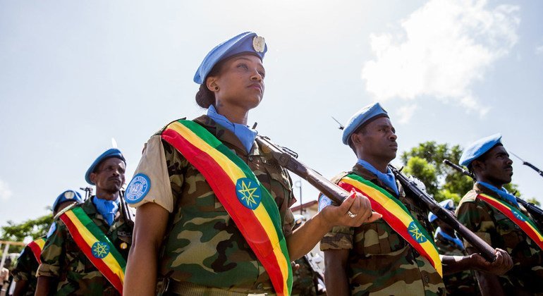 Miembros del personal de mantenimiento de la paz etíope en una ceremonia que marca el Día Internacional del Mantenimiento de la Paz de las Naciones Unidas, en mayo de 2016, en Juba en el sur de Sudan. El evento fue celebrado en las instalaciones de las Na