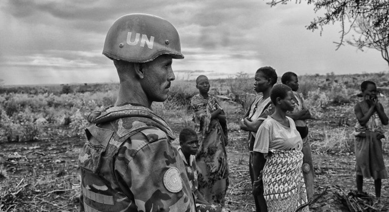 Un UNMISS casco azul etíope acompaña a mujeres desplazadas en su camino a recolectar leña en Juba. Alguna de la leña será utilizada para cocinar; y la demás de la leña será vendida en la marqueta. 