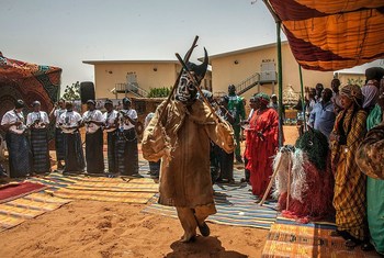 Tamasha liliyoandaliwa na UNAMID la kukuza amani na kuhamasha jamii kuishi pamoja kwa utangamano huko Al-Fasher, Darfur Kaskazini. (Makha taba)