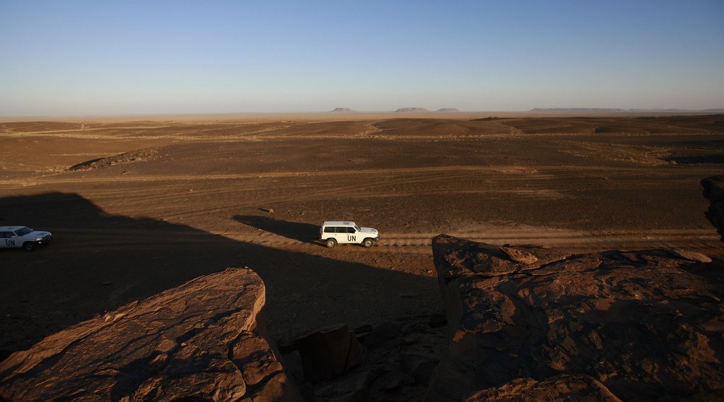 Un véhicule de la MINURSO patrouille dans la zone de Samara dans le cadre de la surveillance du cessez-le-feu au Sahara occidental.