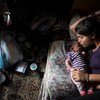Une femme rom se repose avec son enfant. La communauté rom en Ukraine a fait l'objet d'une série d'attaques violentes depuis avril 2018.