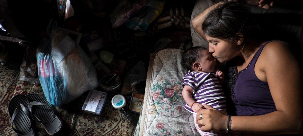 Une femme rom se repose avec son enfant. La communauté rom en Ukraine a fait l'objet d'une série d'attaques violentes depuis avril 2018.