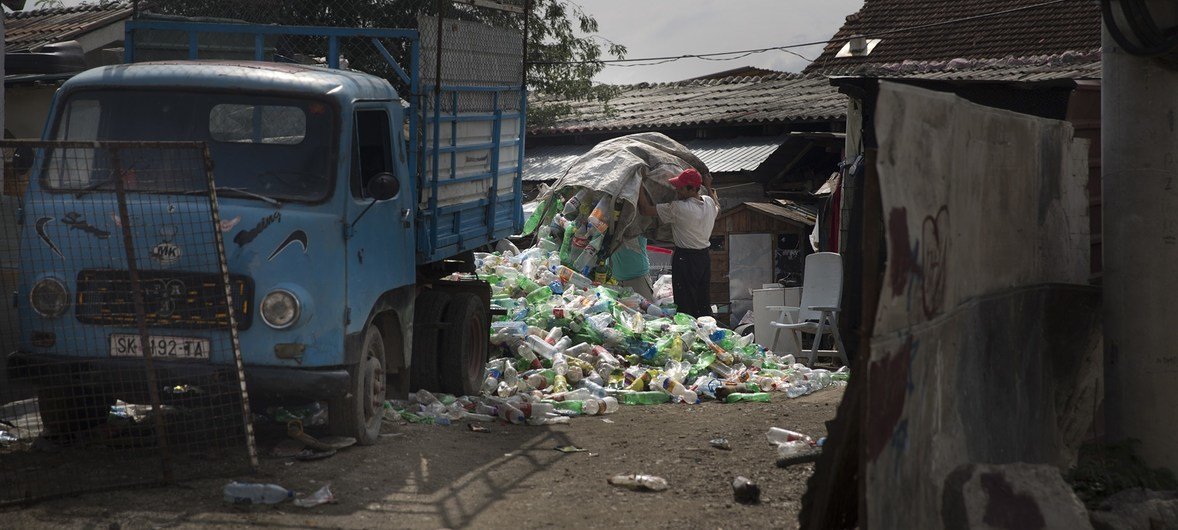 Цыгане зачастую являются беднейшим слоем населения. Работа по сбору мусора – один из популярных видов заработка для цыган в Македонии. 