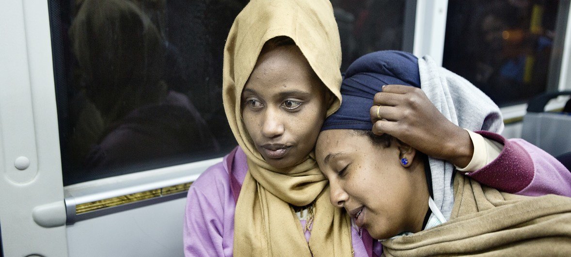 Deux femmes d'Erythrée faisant partie d'un groupe de réfugiés évacués de Libye vers l'Italie en décembre 2017.