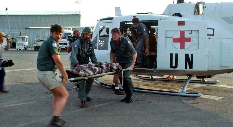 Los miembros de la unidad italiana de helicópteros que trabajan con la misión llevan a un paciente al hospital de las Naciones Unidas en Naqoura, en el sur de Líbano, para que reciba atención urgente. 