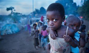 Une jeune fille et sa petite sœur dans un camp de fortune à Kalemie, dans la province du Tanganika (photo d’archive) L’est de la RDC est touché par une nouvelle vague de violences contraignant des milliers de civils à fuir leur foyer. 