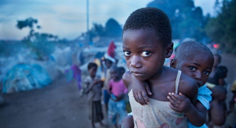 Msichana akiwa amembeba mdogo wake katika mji wa Kalemie, jimbo la Tanganyika,DRC