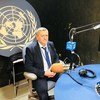 Ахтем Чиигоз дает интервью в студии радио ООН .