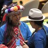 Participants à une session de l'Instance permanente de l'ONU sur les questions autochtones. L'UNESCO estime nécessaire de protéger les différentes formes d’expression culturelle, notamment celles des peuples minoritaires,