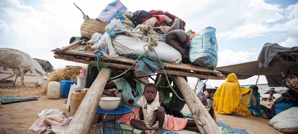 Sud du Darfour : abrités sous une charrette, cette femme et son enfant comptent parmi les milliers de personnes qui ont fui la violence et ont rejoint le camp d'Al Salam pour les personnes déplacées (archive)
