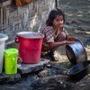 一个女孩在缅甸若开邦一个国内流离失所者安置点内。缅甸国内的紧张局势造成上万名罗兴亚人被迫逃离家园，在简陋的安置点内寻求庇护。