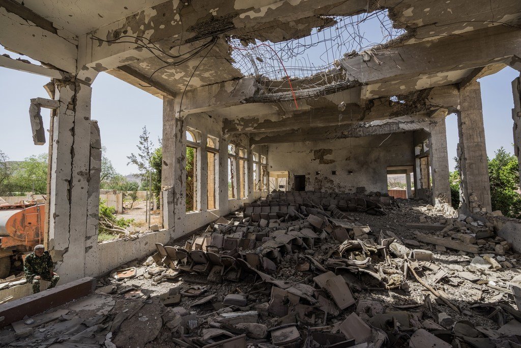 昔日也门北部萨达省政府的议会大厅如今已成一片废墟，一名卫兵正坐在废墟中间。持续近四年的冲突使也门各地的基础设施遭到严重破坏。