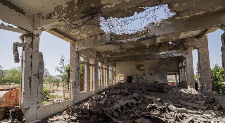 Un militar sentado en la Asamblea de Saada, en Yemen, que ahora está en ruinas. La mayoría de la infraestructura del país ha sido destruida. 