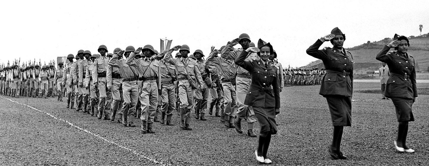 Etiopía fue uno de los países que enviaron contingentes después de que el Consejo de Seguridad autorizó una presencia militar de la ONU para ayudar a restablecer el orden y la calma en la República del Congo. Las tropas se ven aquí en Debre Zeit antes de partir hacia el Congo en julio de 1960.