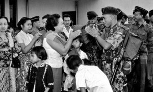 El capitán Andjar Rachman, asistente del comandante del Batallón Garuda II del Ejército Nacional Indonesio, se despide de la forma tradicional de su país cuando la unidad se prepara para dejar Yakarta en septiembre de 1960 para servir en el Congo.