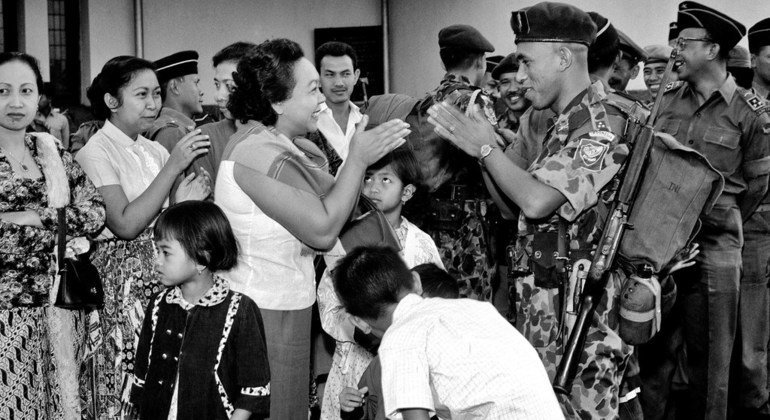 A traditional "good-bye" in the Indonesian way by Capt. Andjar Rachman (r), Aide to the Commander of the Garuda II Battalion of the Indonesian National Army, as the Battalion prepared to leave Jakarta to take up duty with the UN Force in the Congo.