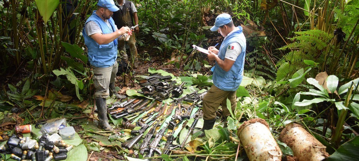 La misión de la ONU en Colombia extrae alijos de armas.