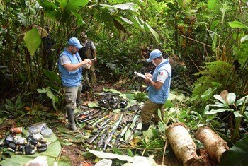 La misión de la ONU en Colombia extrae alijos de armas.