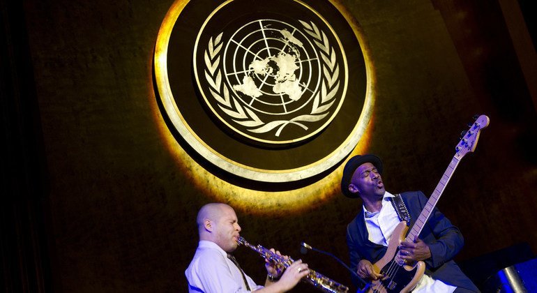 Marcus Miller (right), the UNESCO Artist for Peace, performs before in the General Assembly  at the Concert in honor of the International Day of Remembrance of the Victims of Slavery and the Transatlantic Slave Trade on 22 March 2013.