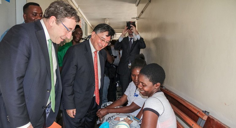 During his recent visit to Zimbabwe, Achim Steiner, Administrator at the UN Development Programme (left), visited a health clinic accompanied by Bishow Parajuli, UN Resident Coordinator and UNDP Resident Representative in the country.