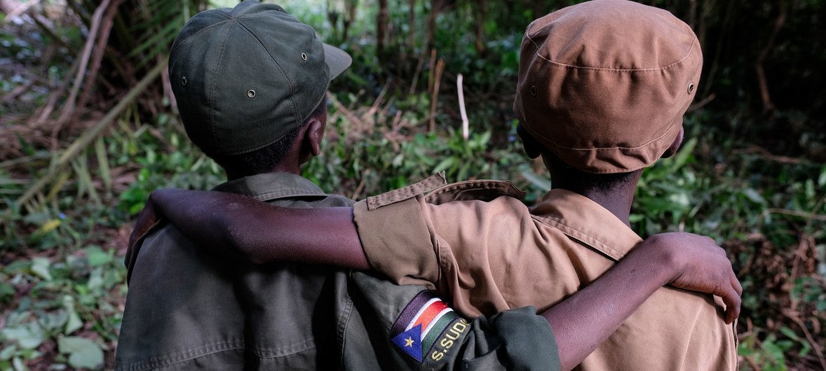 Эти мальчики только что приняли участие в церемонии освобождения из рядом вооруженных детских отрядов в Южном Судане