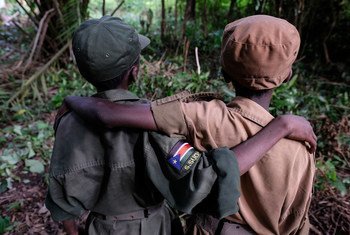 Эти мальчики только что приняли участие в церемонии освобождения из рядом вооруженных детских отрядов в Южном Судане