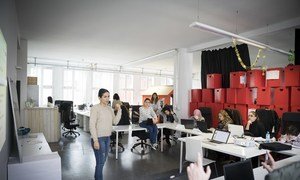 Nastaran Fekri y Rita Butmann ofrecen un taller de informática para refugiados en la escuela ReDI de Berlín. 