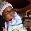 科特迪瓦布瓦凯镇，一名女婴正在接种疫苗。科特迪瓦对一岁以下儿童实行免费疫苗接种，但全国仍有六成一岁以下婴儿未能及时进行免疫。