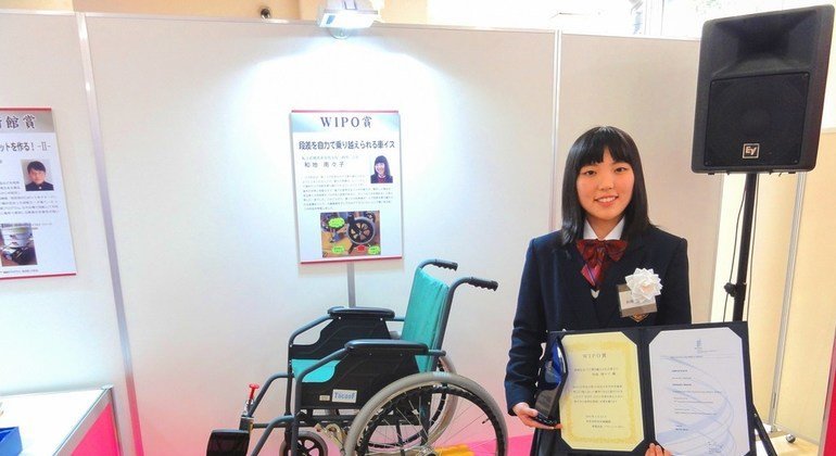 La estudiante de bachillerato Nanako Wachi, inventora de una nueva silla de ruedas que se desplaza fácilmente por las escaleras recibió un Premio de la OMPI por su invento.