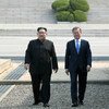 韩国总统文在寅（右）和朝鲜最高领导人金正恩在板门店。 （资料图片）