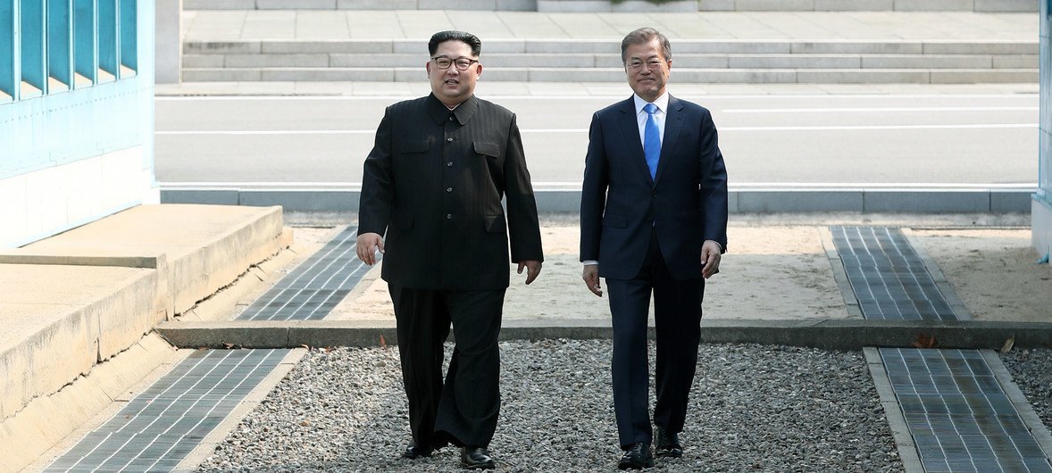 韩国总统文在寅（右）和朝鲜最高领导人金正恩在板门店。 （资料图片）