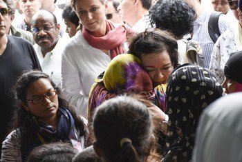 安理会代表团前往孟加拉国考克斯巴扎地区，视察当地罗兴亚难民的处境。图为英国常驻联合国代表拥抱一位罗兴亚妇女。