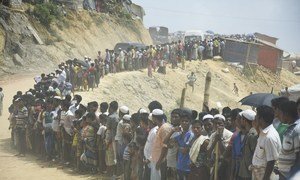 联合国安理会于今年4月29日访问位于孟加拉国的考克斯巴扎难民营时，成千上万的罗兴亚难民聚集在路边，许多人手持标语，表示希望得到公正对待，并列出了自愿返回若开邦的条件。
