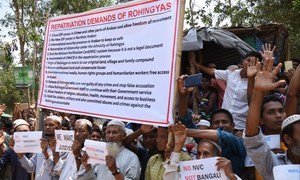 Des réfugiés rohingya revendiquent leur conditions de retour lors de la visite des membres du Conseil de sécurité des Nations Unies au camp de réfugiés de Kutupalong à Cox's Bazar, au Bangladesh.