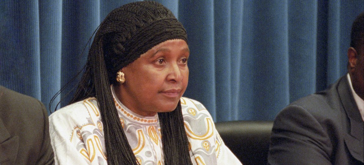 Winnie Mandela akihutubia waandishi wa habari katika makao makuu ya Umoja wa Mataifa Oktoba 1996.