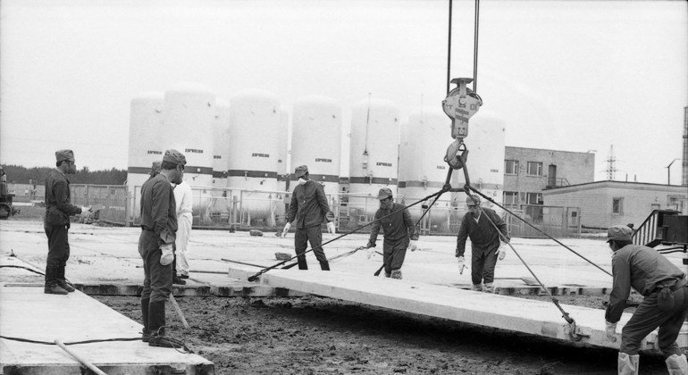 Последствия взрыва на Чернобыльской АЭС устраняли бригады ликвидаторов. Работы велись на всей территории в радиусе 30 км от взорвавшегося реактора.