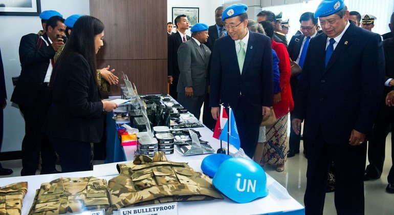 Mr. Yudhoyono (right) and then UN Secretary-General Ban Ki-moon (second from right) don UN blue berets as they look at a display at the Indonesia Peace and Security Centre in Jakarta during the Secretary-General’s visit in March 2012.