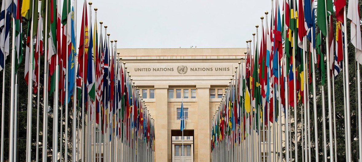 Аллея флагов на пути к зданию учреждений ООН в Женеве