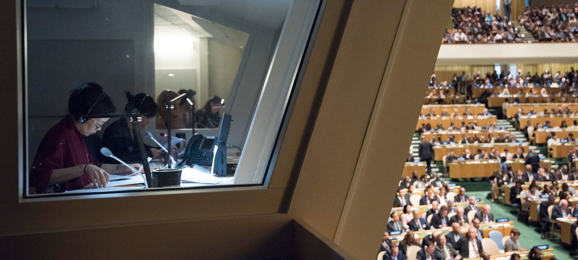 2016年9月20日，联合国总部，71届联大一般性辩论；照片中人物左起：联合国中文口译员林华、徐漾。