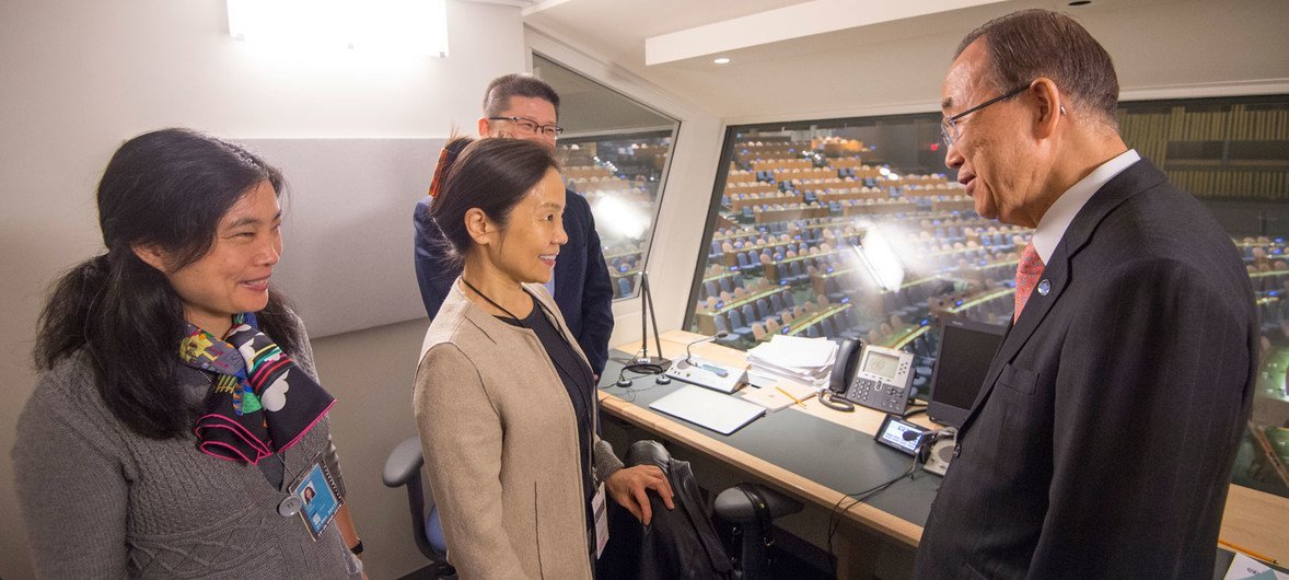 2016年12月28日，联合国总部，即将卸任的潘基文秘书长向中文口译员道别；照片中人物左起孙玲华、林华、郭振宏。