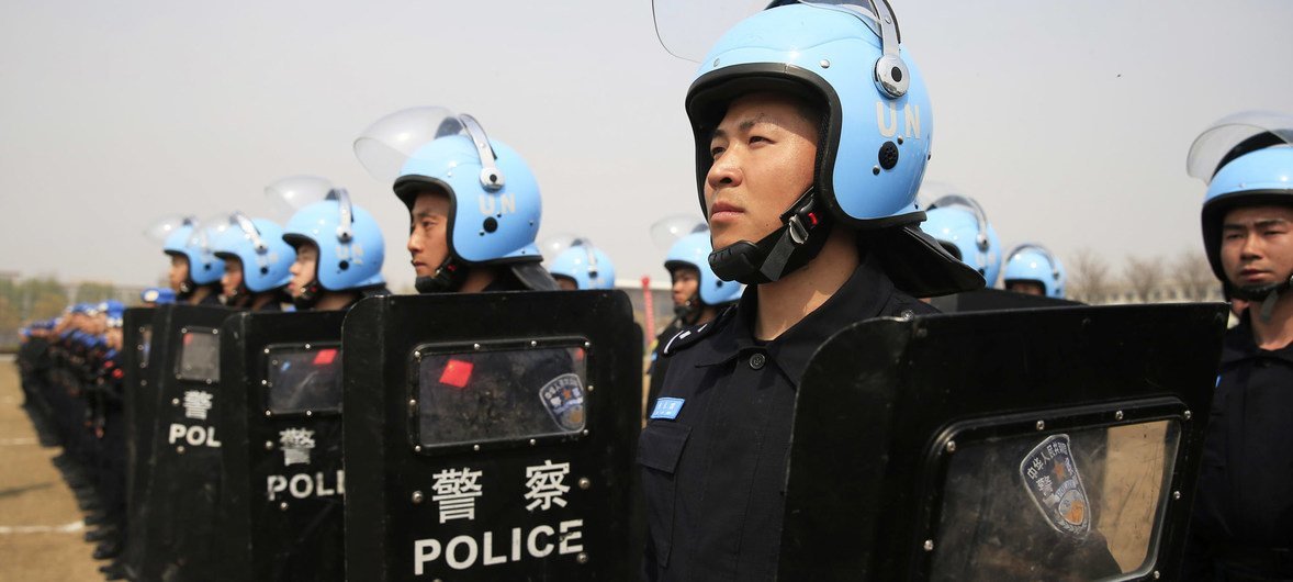 中国维和警察在中国维和警察培训中心接受联合国秘书长古特雷斯的检阅。