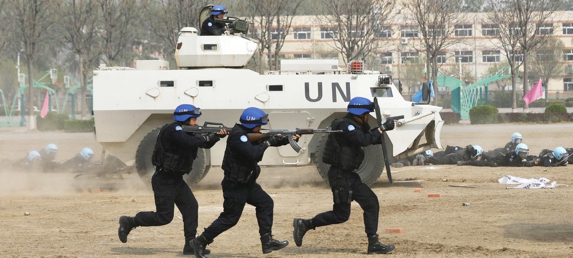 中国警察在中国维和警察培训中心接受联合国秘书长古特雷斯的检阅。