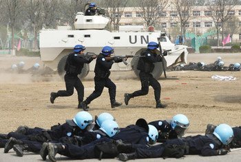 中国警察在中国维和警察培训中心接受联合国秘书长古特雷斯的检阅。