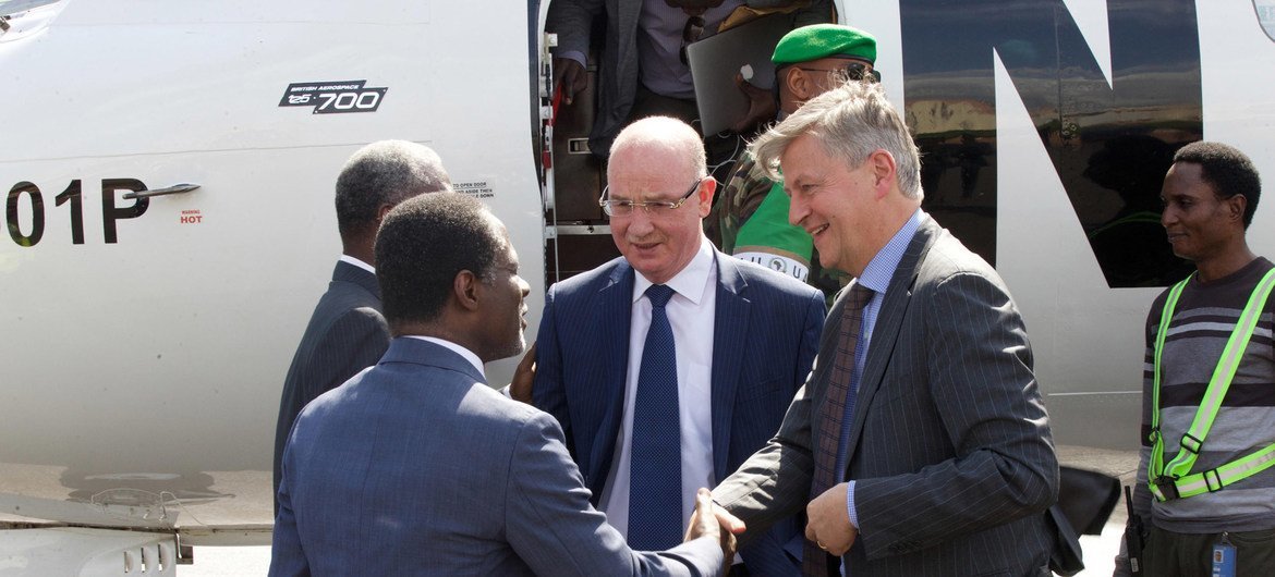 Le Secrétaire général aux opérations de maintien de la paix, Jean-Pierre Lacroix (à droite), et le Commissaire de l'Union africaine pour la paix et la sécurité, Smaïl Chergui (au centre), sont accueillis à leur arrivée à l'aéroport de Bangui, en RCA.