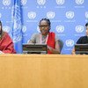 الناشطة الكينية ميكا شيبكورير كوتو (في الوسط)  تتحدث في المؤتمر الصحفي الذي عقد في مقر الأمم المتحدة على هامش المنتدى الدائم لقضايا الشعوب الأصلية.