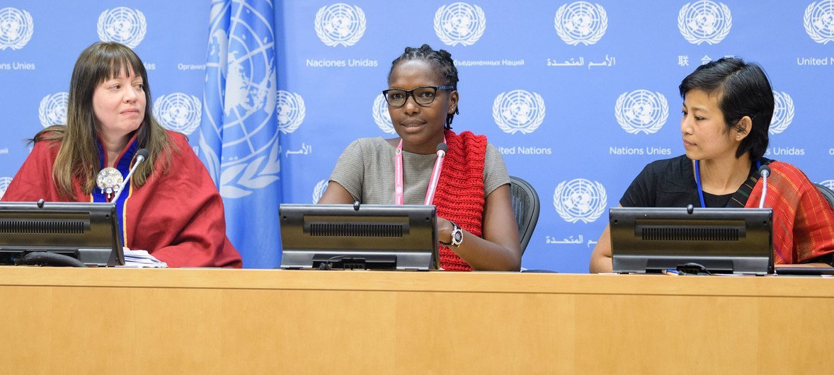 الناشطة الكينية ميكا شيبكورير كوتو (في الوسط)  تتحدث في المؤتمر الصحفي الذي عقد في مقر الأمم المتحدة على هامش المنتدى الدائم لقضايا الشعوب الأصلية.