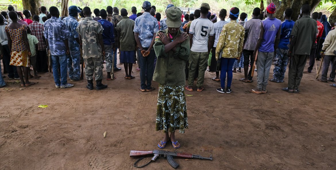 Nawai (le nom a été modifié), âgée de 15 ans, participe à une cérémonie de libération d'enfants des rangs de groupes armés à Yambio, au Soudan du Sud.