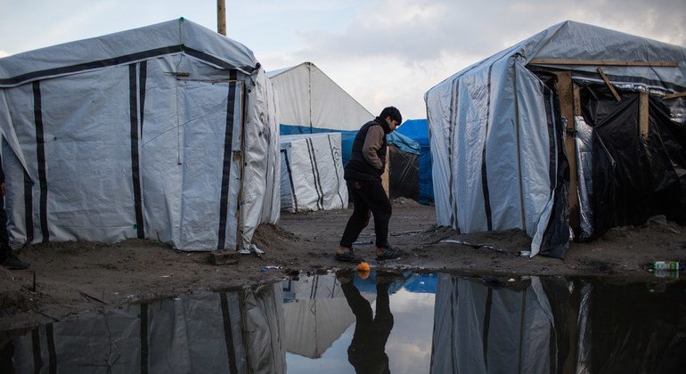 Un chico camina por el campamento para migrantes de Calais, en el norte de Francia. Se calcula que cerca de novecientos migrantes y demandantes de asilo carecen de servicios básicos en la localidad