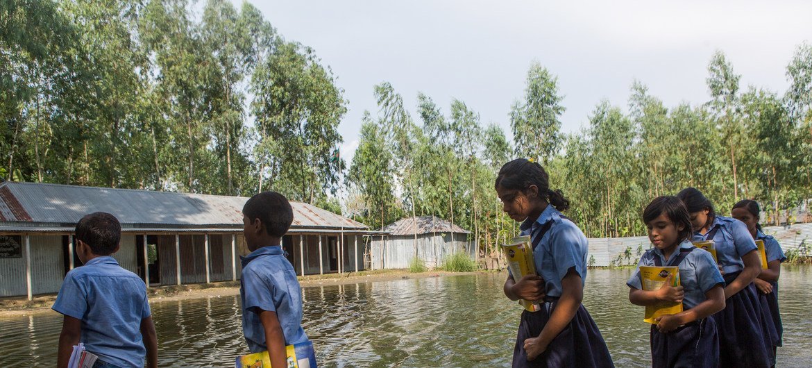 बांग्लादेश के बोगरा में स्कूल जाते हुए कुछ छात्र-छात्राएं.